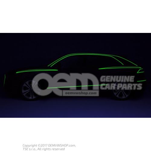 Nové Audi Q8 dráždilo páskou svietiacou v tme